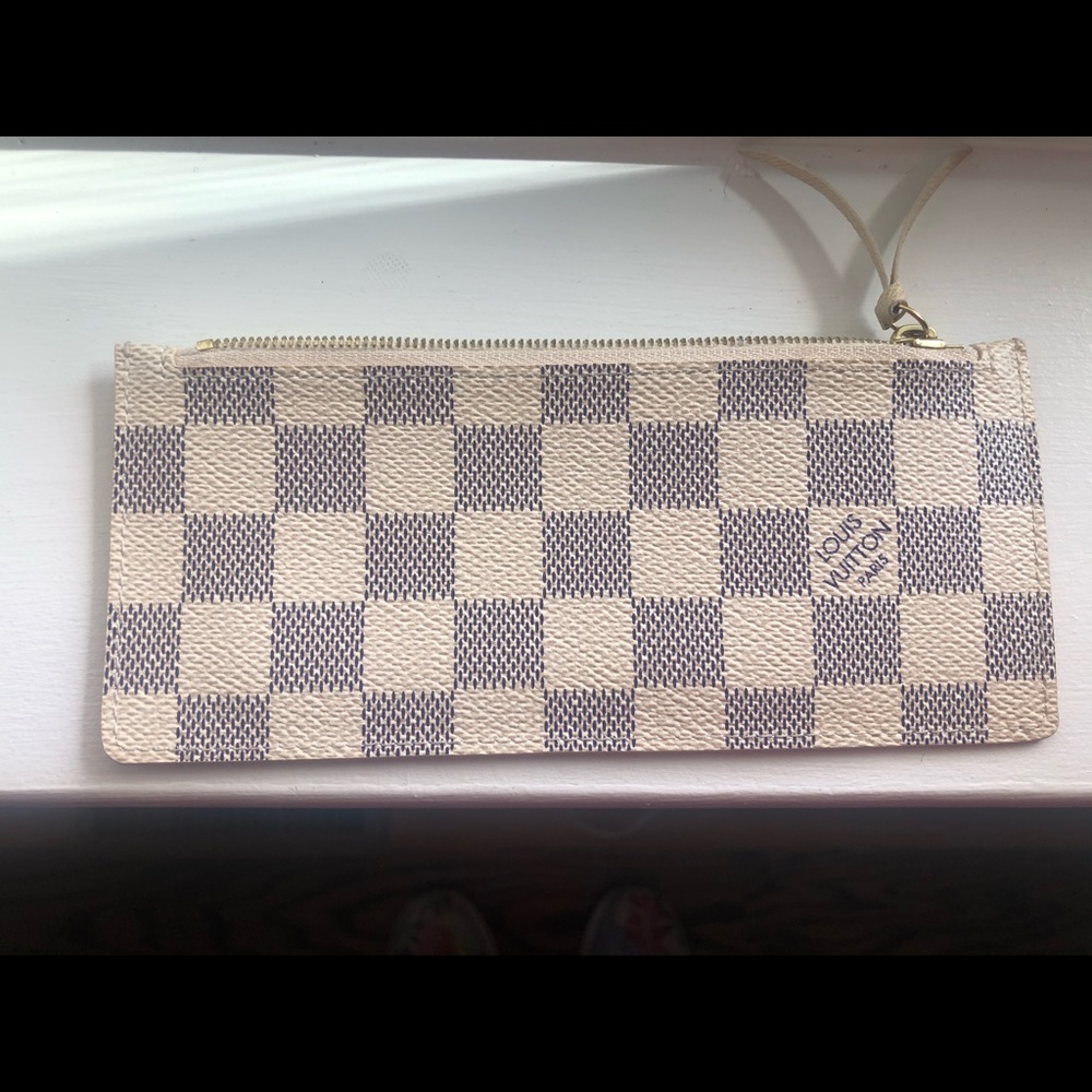 LV  change wallet
